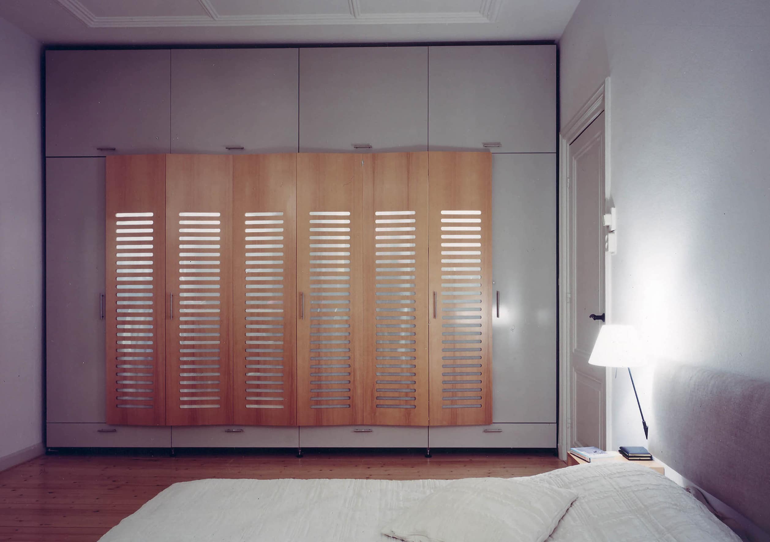 Slaapkamer kastenwand met strakke louvre vouwdeuren. Onderdeel van de interieurrenovatie van het herenhuis.