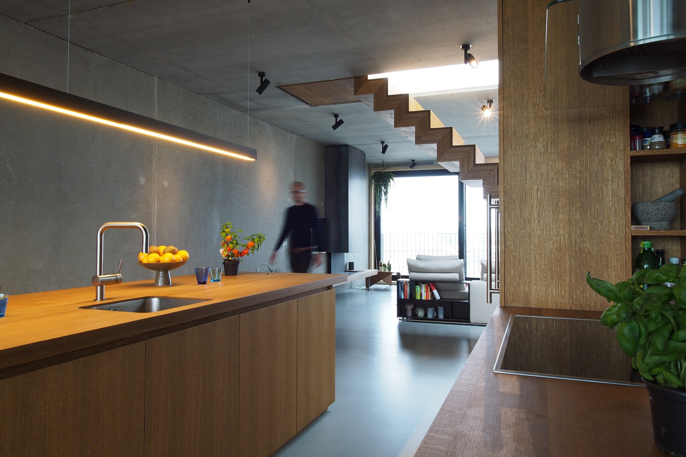 Vrije opstelling van keuken en trap bieden rondom uitzicht op de stad. Project in Houthaven van MKA met binnenhuisarchitect, interieurarchitect Bergblick