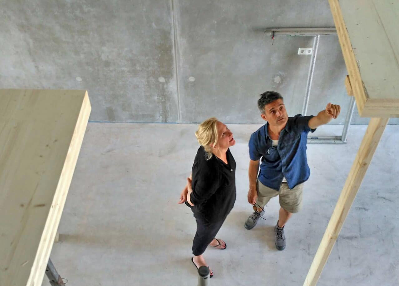 Binnenhuisarchitect Dennis Weijnand met opdrachtgever op de afbouw van Houthaven lofts.