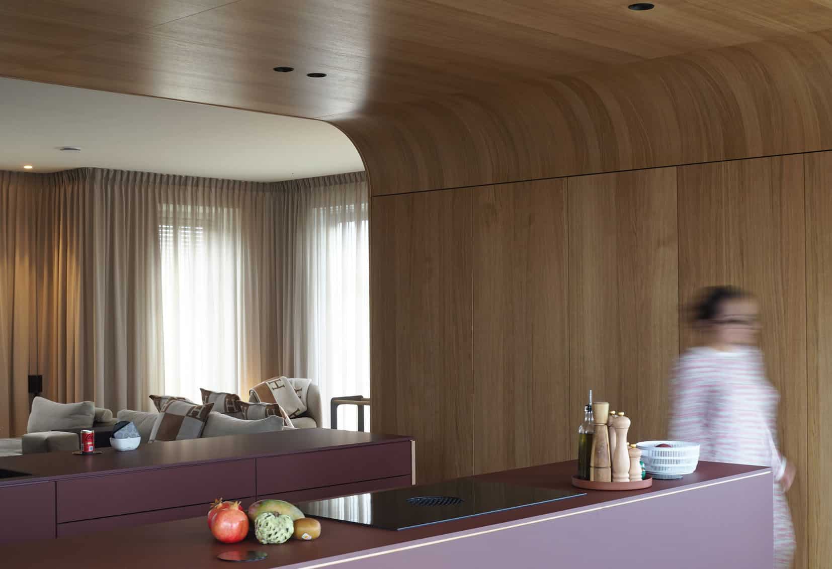 Het eiken toogplafond van Bergblick binnenhuisarchitect voor villa in Weesp.