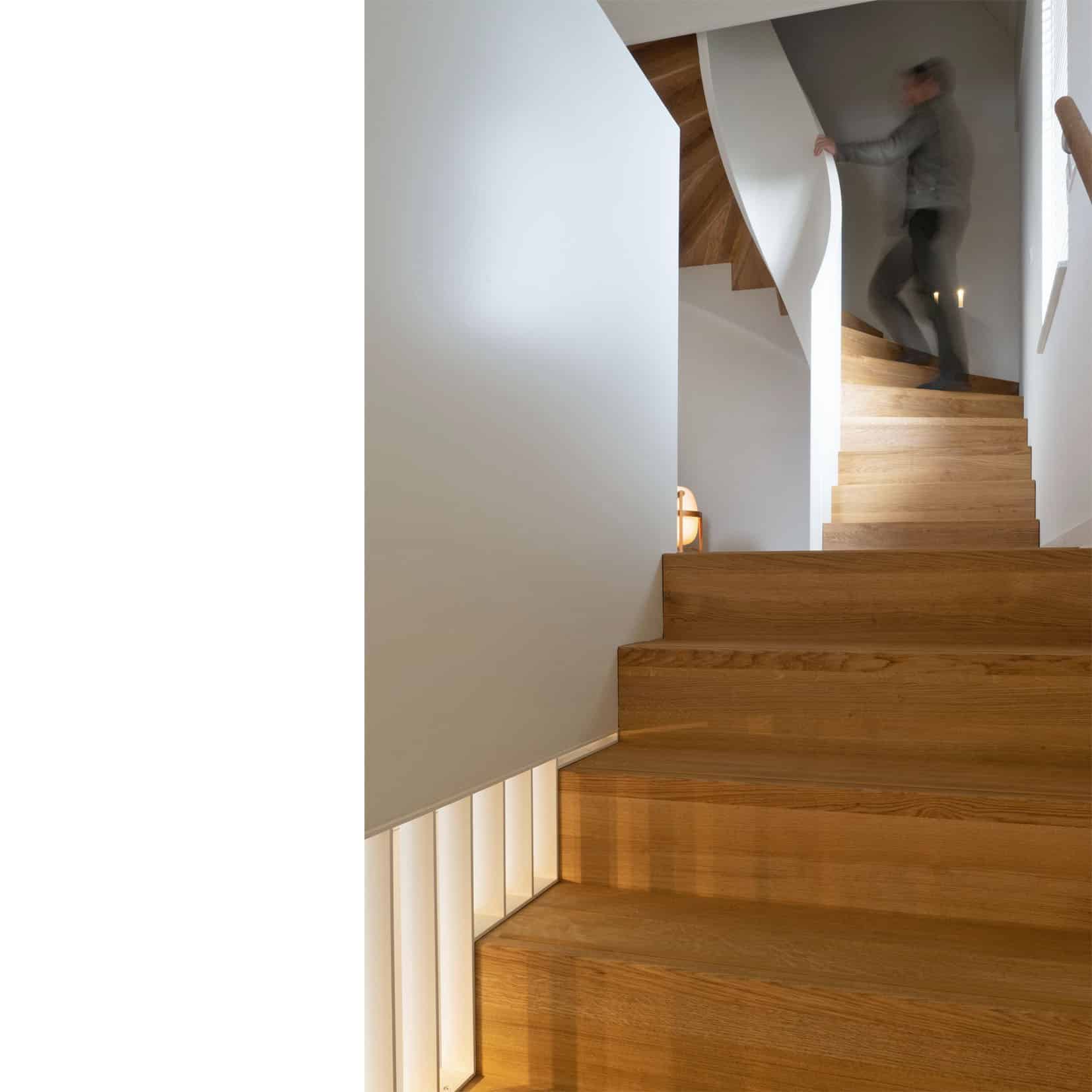 De standaard cascotrappen zijn vervangen door speciaal ontworpen eiken trappen die mooi in elkaar overlopen.