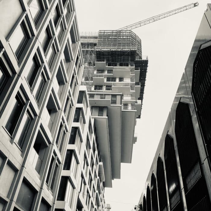 Het Burgundy appartement in de toren kraagt 7 meter uit boven de straat.